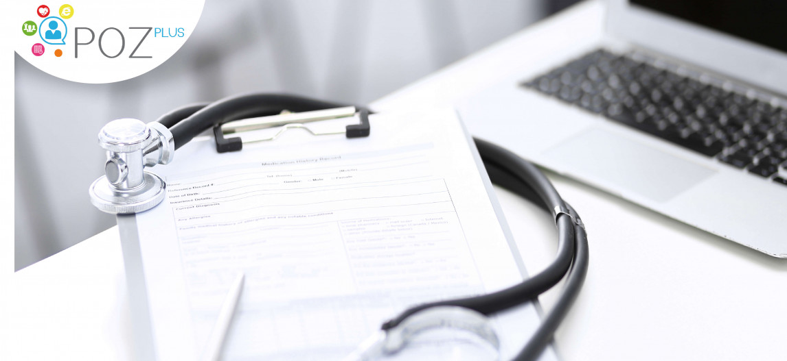 Kolorowa fotografia. Na biau0142ym biurku leu017cu0105: laptop, stetoskop i formularz ankietowy.