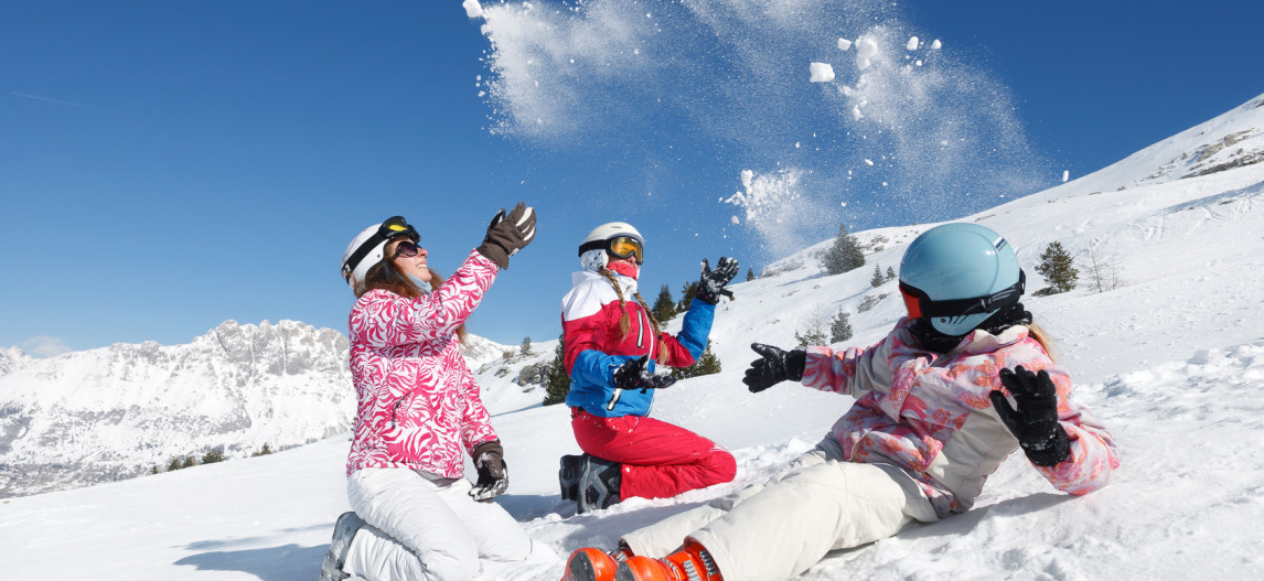 Kolorowa fotografia. Dzieci bawiące się na śniegu