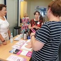 Kolorowa fotografia. Wolontaruszki ze stowarzyszenia Amazonki na spotkaniu w Mazowieckim OW NF