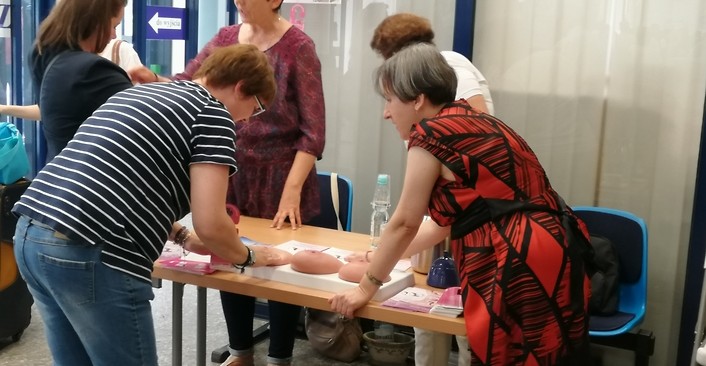 Kolorowa fotografia. Wolontaruszki ze stowarzyszenia Amazonki na spotkaniu w Mazowieckim OW NF