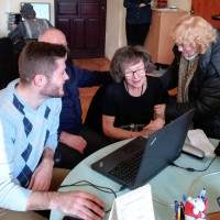 Kolorowa fotografia. Pracownicy NFZ pomagają lekarzom wystawić elektroniczną receptę.