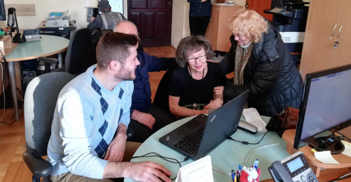 Kolorowa fotografia. Pracownicy NFZ pomagają lekarzom wystawić elektroniczną receptę.