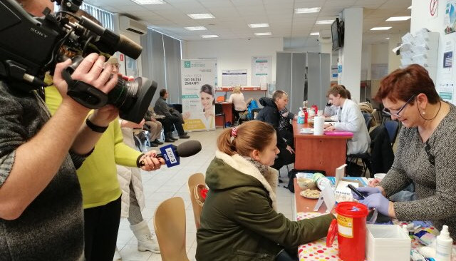 Kolorowa fotografia. Lekarz mierzy pacjentce ciśnienie tętnicze.