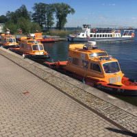 Kolorowa fotografia. Karetki wodne gotowe do niesienia pomocy żeglarzom.
