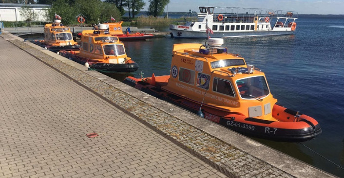 Kolorowa fotografia. Karetki wodne gotowe do niesienia pomocy żeglarzom.
