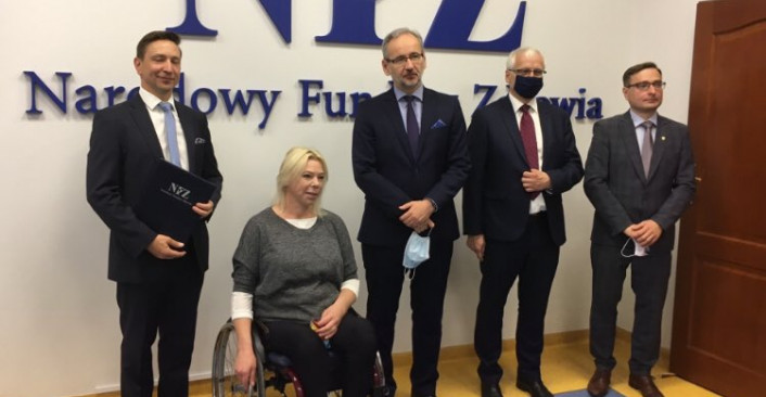 Kolorowa fotografia. Otwarcie nowej siedziby delegatury NFZ w Wałbrzychu z udziałem Adama Niedzielskiego, prezesa NFZ.