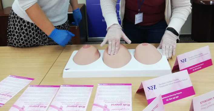 Kolorowa fotografia. Pracownicy OW NFZ uczą się techniki samobadania piersi na narzędziach dydaktycznych