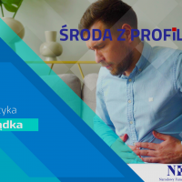 Na zdjęciu: Mężczyzna trzyma się za okolice żołądka. Tekst: Profilaktyka - Rak żołądka - Środa z Profilaktyką