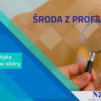 Infografika. Tekst: profilaktyka nowotworów skóry - Środa z Profilaktyką. W tle Kobieta badana przez dermatologa
