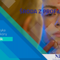 Zdjęcie: kobieta przegląda się w lustrze. Tekst Profilaktyka chorób skóry - Trądziky