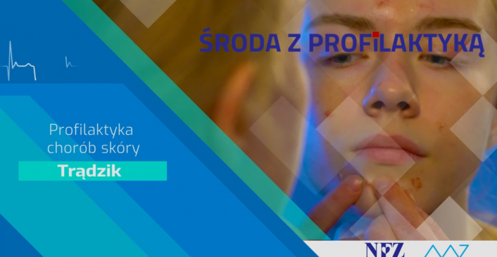 Zdjęcie: kobieta przegląda się w lustrze. Tekst Profilaktyka chorób skóry - Trądziky