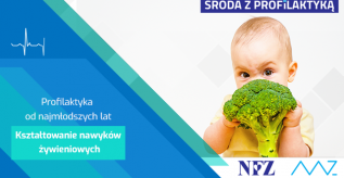 Zdjęcie kolorowe: niemowlę chowające się za brokułem