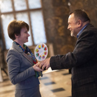 Zdjęcie kolorowe z wręczenia nagrody w Plebiscycie „Miejsce Przyjazne Rodzinom z Dziećmi”