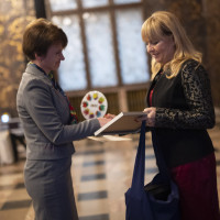 Zdjęcie kolorowe z wręczenia nagrody w Plebiscycie „Miejsce Przyjazne Rodzinom z Dziećmi”