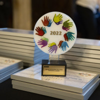 Zdjęcie kolorowe: nagroda w Plebiscycie „Miejsce Przyjazne Rodzinom z Dziećmi”