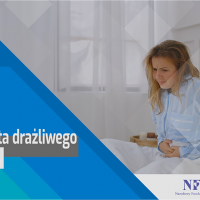 Zdjęcie kolorowe: Na zdjęciu kobieta w łóżku, z bólem trzymająca się za podbrzusze