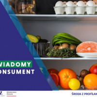 Tekst: Świadomy konsument - Środa z profilaktyką. W tle wnętrze lodówki
