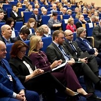 Kolorowa fotografia. Sala konferencyjna, w pierwszym rzędzie siedzi gospodarz konferencji Andrzej Jacyna, prezes NFZ