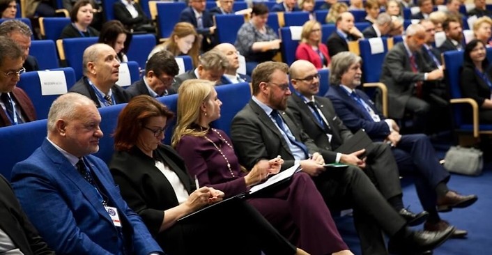 Kolorowa fotografia. Sala konferencyjna, w pierwszym rzędzie siedzi gospodarz konferencji Andrzej Jacyna, prezes NFZ