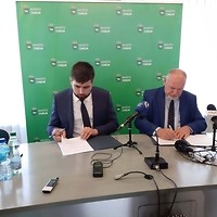 Kolorowa fotografia. List intencyjny w sprawie uruchomienia w Chełmie CUW NFZ podpisują A. Jacyna i Jakub Banaszek.