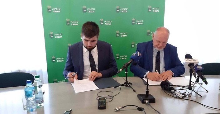 Kolorowa fotografia. List intencyjny w sprawie uruchomienia w Chełmie CUW NFZ podpisują A. Jacyna i Jakub Banaszek.