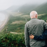 Kolorowa fotografia. Para seniorów na tle piaszczytej plaży