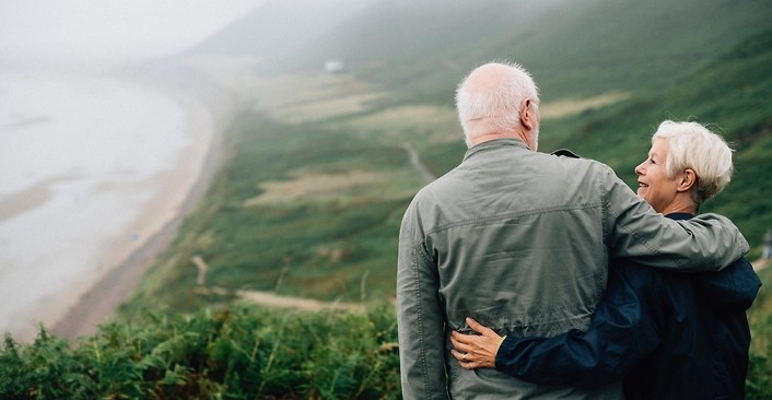 Kolorowa fotografia. Para seniorów na tle piaszczytej plaży