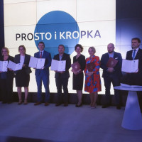 Kolorowa fotografia. Wspólne zdjęcie sygnatariuszy na rzecz stosowania prostego języka