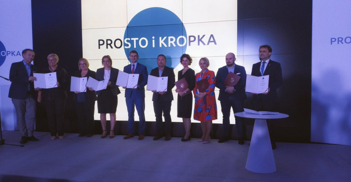 Kolorowa fotografia. Wspólne zdjęcie sygnatariuszy na rzecz stosowania prostego języka