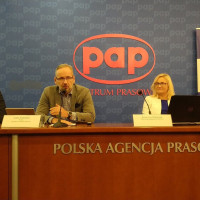 Kolorowa fotografia. Centrum Prasowe PAP. Konferencja prasowa podsumowująca rok działania projektu POZ PLUS.