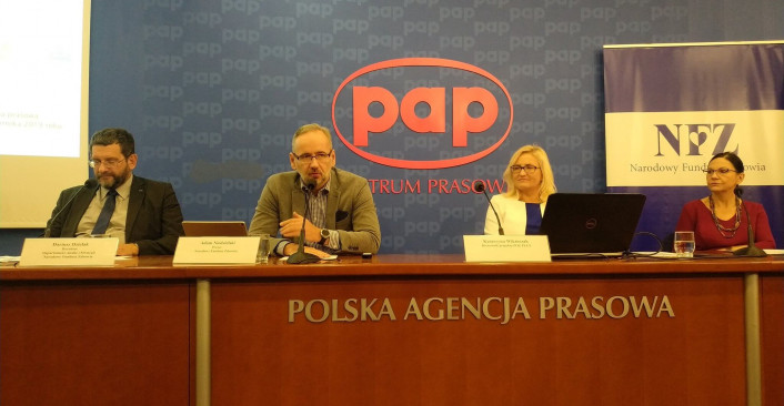 Kolorowa fotografia. Centrum Prasowe PAP. Konferencja prasowa podsumowująca rok działania projektu POZ PLUS.