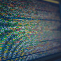 Kolorowa fotografia. Kod programowania widoczny na ekranie laptopa.