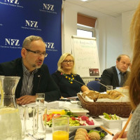 Kolorowa fotografia. Prezes Adam Niedzielski podczas śniadnia prasowego.