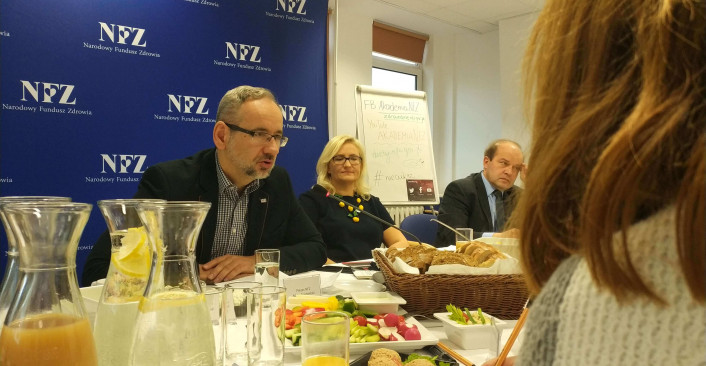 Kolorowa fotografia. Prezes Adam Niedzielski podczas śniadnia prasowego.