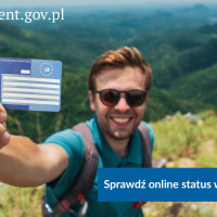 Turysta pokazujący kartę EKUZ. W tle góry