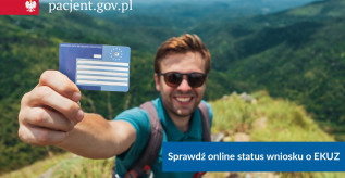 Turysta pokazujący kartę EKUZ. W tle góry